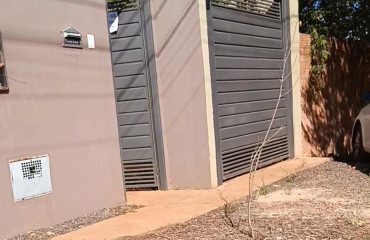 ALUGA-SE POR 900,00 + CALÇÃO - CASA DE 2 QUARTOS