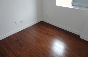 Piso de madeira maciça em Bertioga